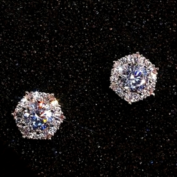 *New* Sparkling Stud Earrings - Picture 3 of 5